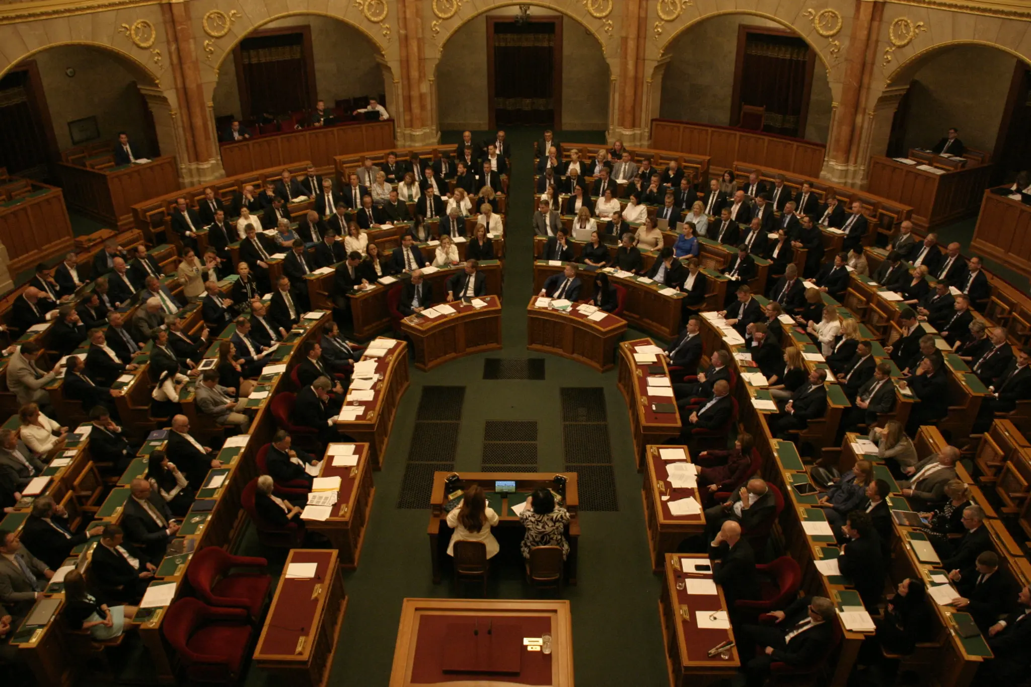 Sitzungssaal des Parlaments mit den Ministern und Ministerinnen im inneren Kreis.