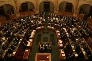 Sitzungssaal des Parlaments mit den Ministern und Ministerinnen im inneren Kreis.