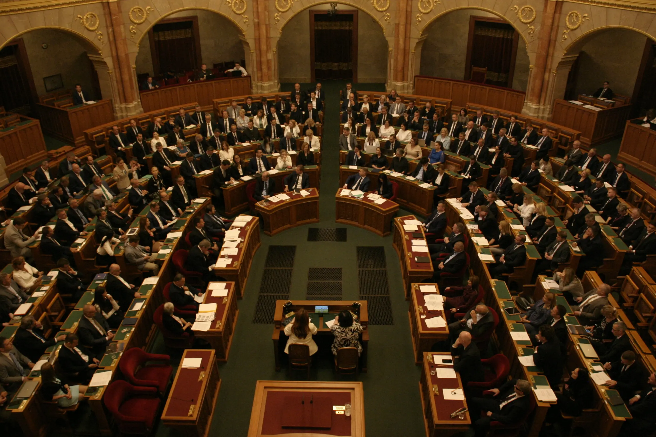Sitzungssaal des Parlaments mit den Ministern und Ministerinnen im inneren Kreis.