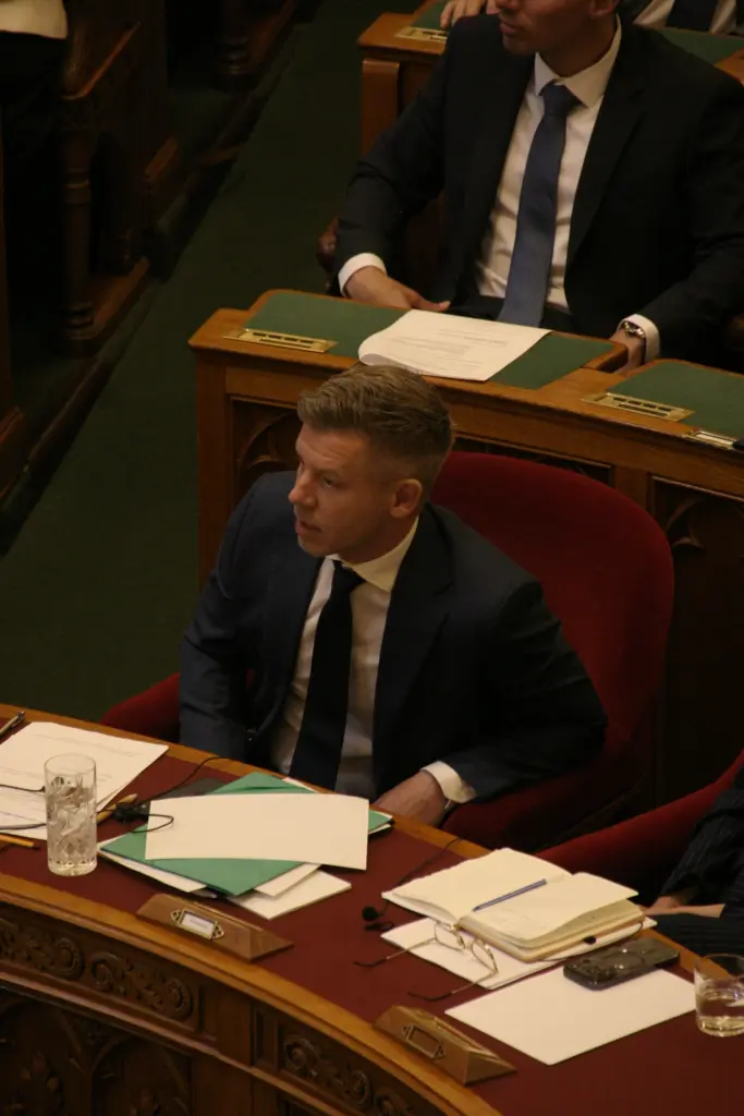Premierminister Péter Magyar am 26.05.2026 bei der Nationalversammlung im Parlament.
