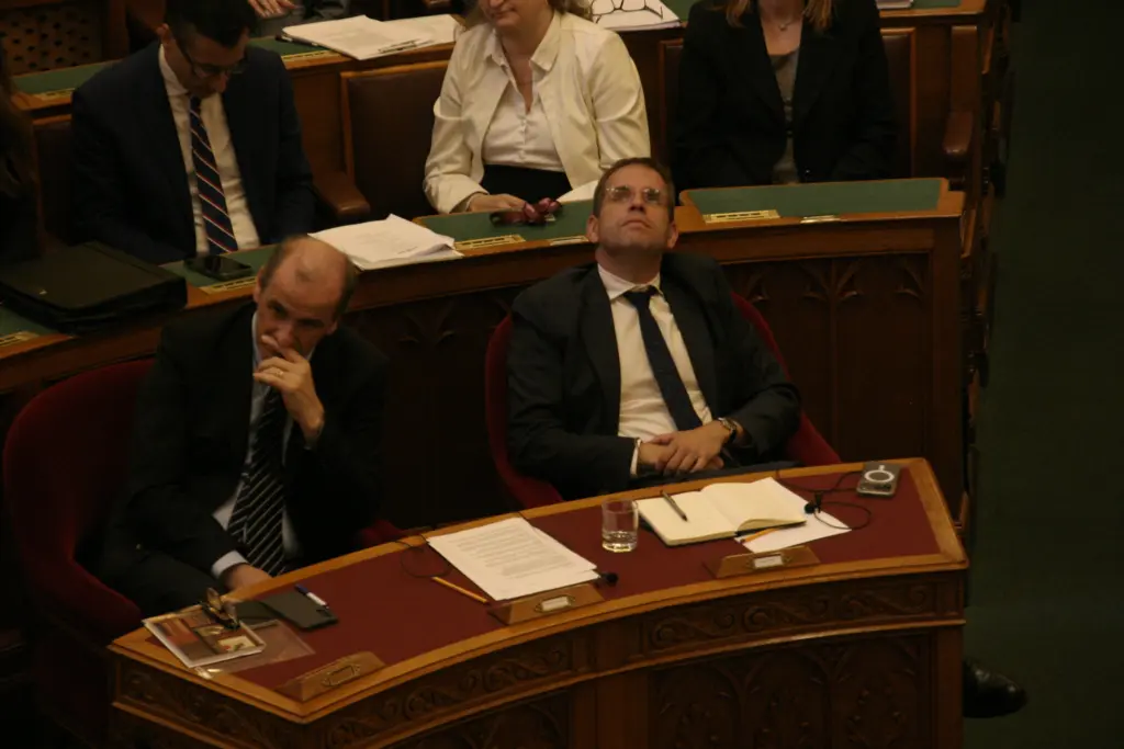Dr. Csaba Zsolt Heged Gesundheitsminister (links) und Dr. György Bálint Ruff, stellvertretender Ministerpräsident, im Plenarsaal.