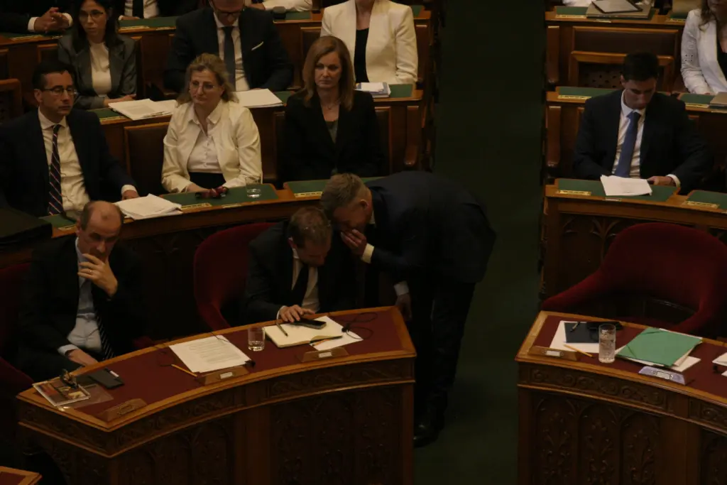 Ministerpräsident Péter Magyar und Dr. György Bálint Ruff, stellvertretender Ministerpräsident, beraten sich während eines Redebeitrages.