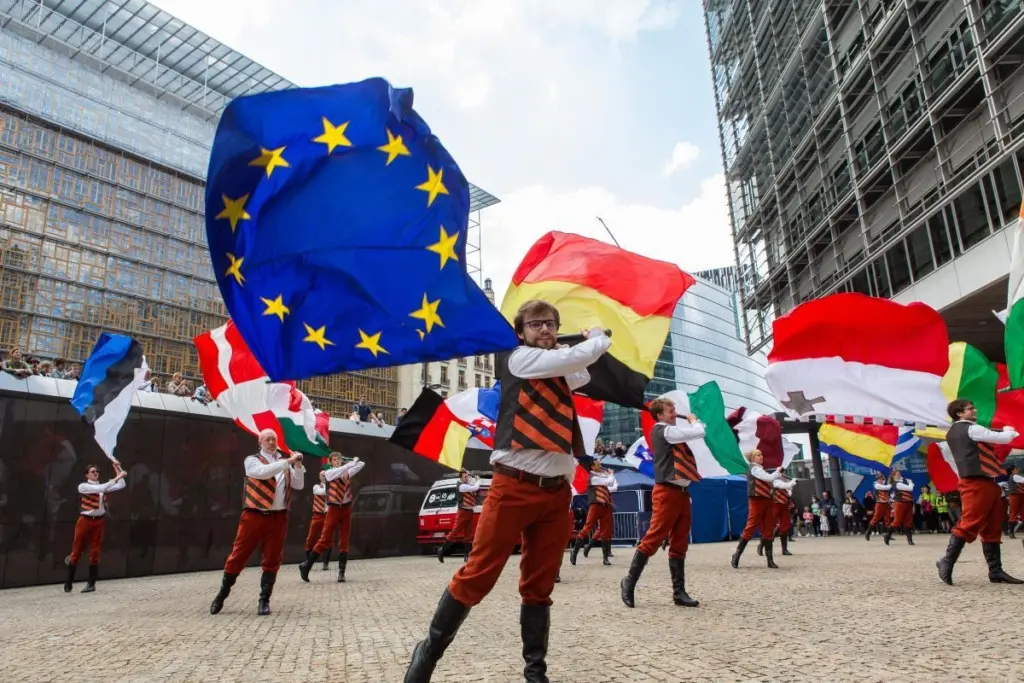 Fahnenschwinger vor dem Gebäude der Europäischen Kommission in Brüssel. (europa.eu)