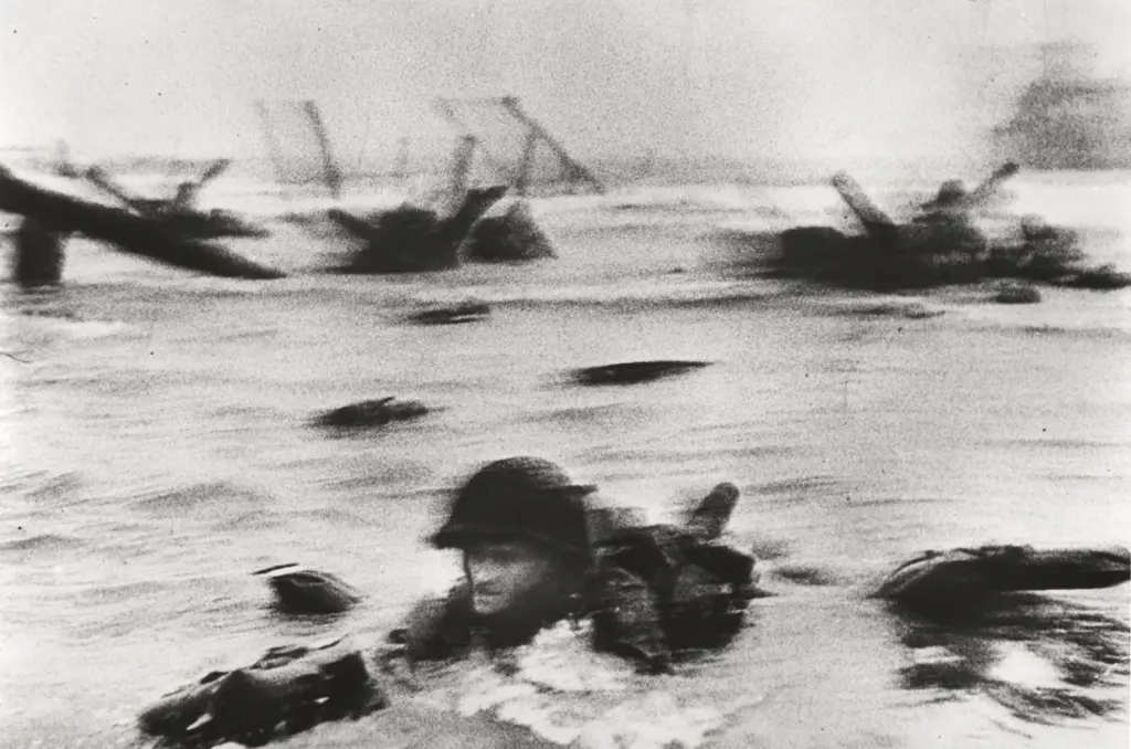 Fotografie Robert Capas mit dem Titel: American troops landing on Omaha Beach, D-Day, Normandy, France, June 6, 1944 Robert Capa / International Center of Photography / Magnum Photos / Capa Center, Foto und Copyright: Capa Center.