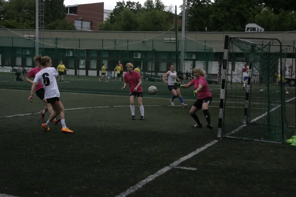 Pride Month in Budapest: Eines der Spiele während des women-only Fußball Tourniers.