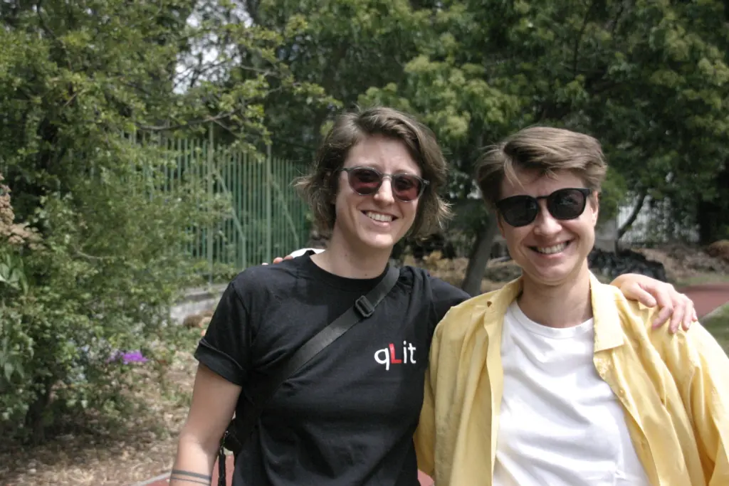 Dorka Szekeres (links), Mitgründerin des qLit Magazines und Orsolya Vida, Organisatorin des Events.