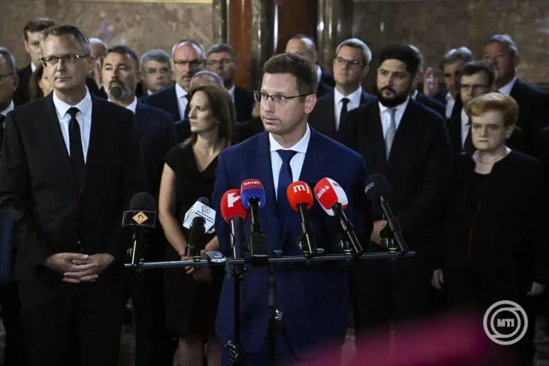 **Photo:** Gergely Gulyás kündigt den Boykott der Parlamentssitzung und seinen Rücktritt als Fidesz-Fraktionschef an. MTI/Robert Hegedüs