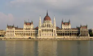 Baka András vor dem ungarischen Parlament
