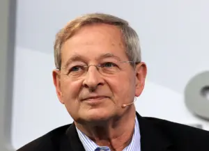 Nádas Péter inmitten seiner Bücher in einer ungarischen Bibliothek