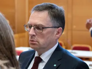 Österreichs Wöginger trotz Verurteilung als ÖAAB-Chef bestätigt - Kritik von FPÖ