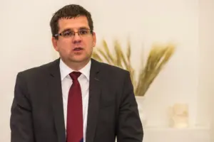 Korruptionsvorwürfe: Ungarisches Parlament hebt Immunität von Seszták Miklós auf