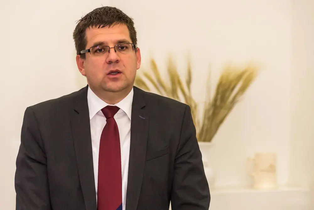 Korruptionsvorwürfe: Ungarisches Parlament hebt Immunität von Seszták Miklós auf