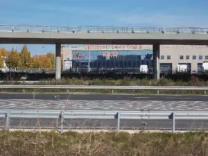 Gebäudekomplex eines Lkw-Zentrums mit abgestellten Lastwagen an der Autobahn M1 nahe Biatorbágy in Ungarn.