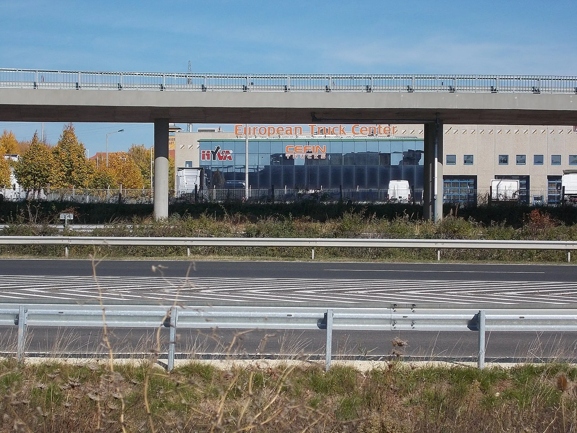 Gebäudekomplex eines Lkw-Zentrums mit abgestellten Lastwagen an der Autobahn M1 nahe Biatorbágy in Ungarn.