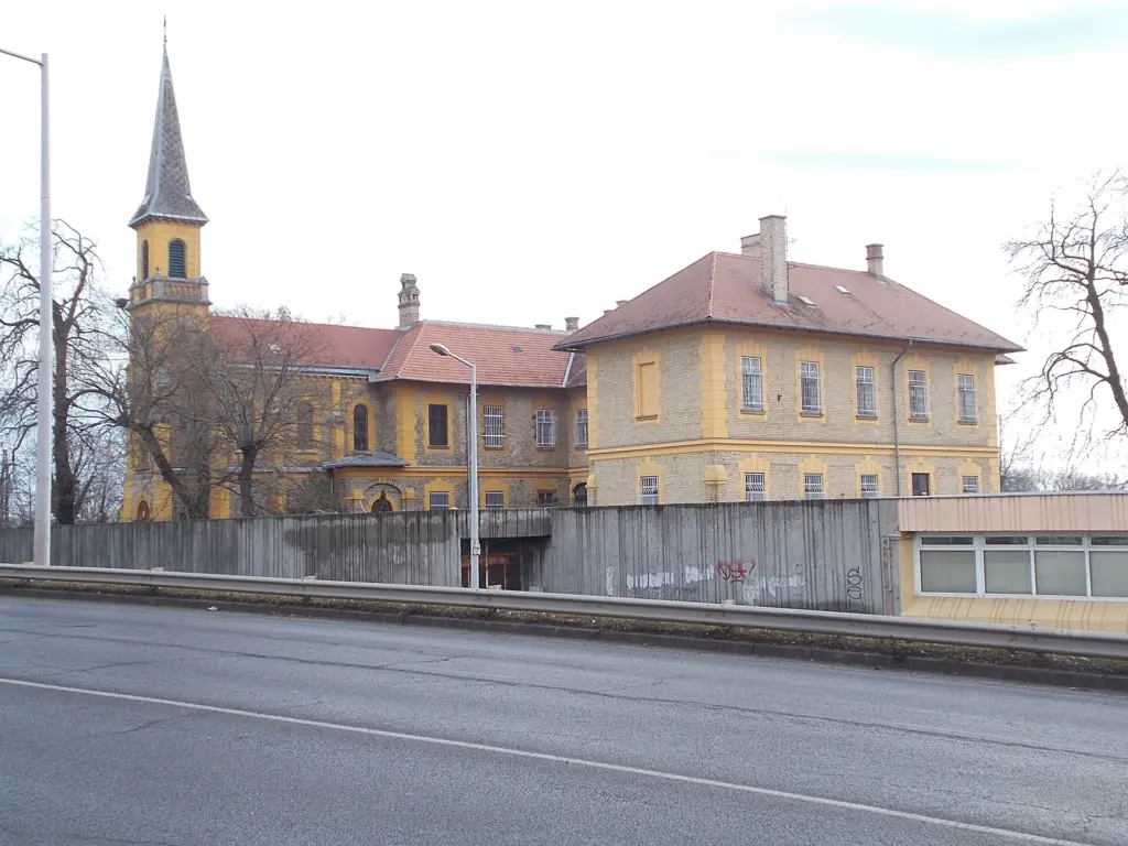 Gang in einem ungarischen Kinderheim mit einigen Kindern und Betreuern