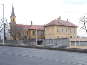 Gang in einem ungarischen Kinderheim mit einigen Kindern und Betreuern