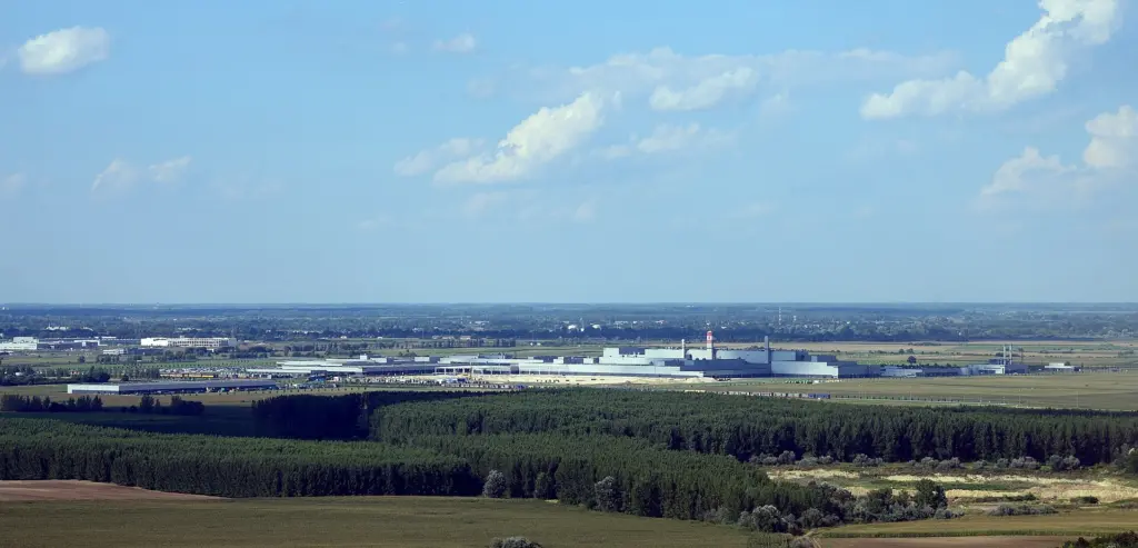 Außenansicht der Mercedes-Benz-Fabrik in Kecskemét in Ungarn mit Werksgebäuden und Betriebsgelände.