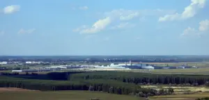 Außenansicht der Mercedes-Benz-Fabrik in Kecskemét in Ungarn mit Werksgebäuden und Betriebsgelände.