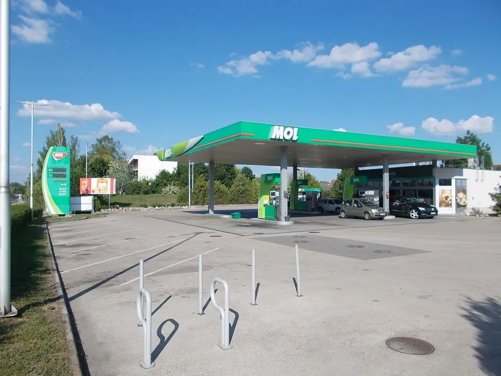 Straßenansicht einer MOL-Tankstelle an der Szabadság út in Gárdony, Ungarn, mit Zapfsäulen, Überdachung und Zufahrt von der Straße.