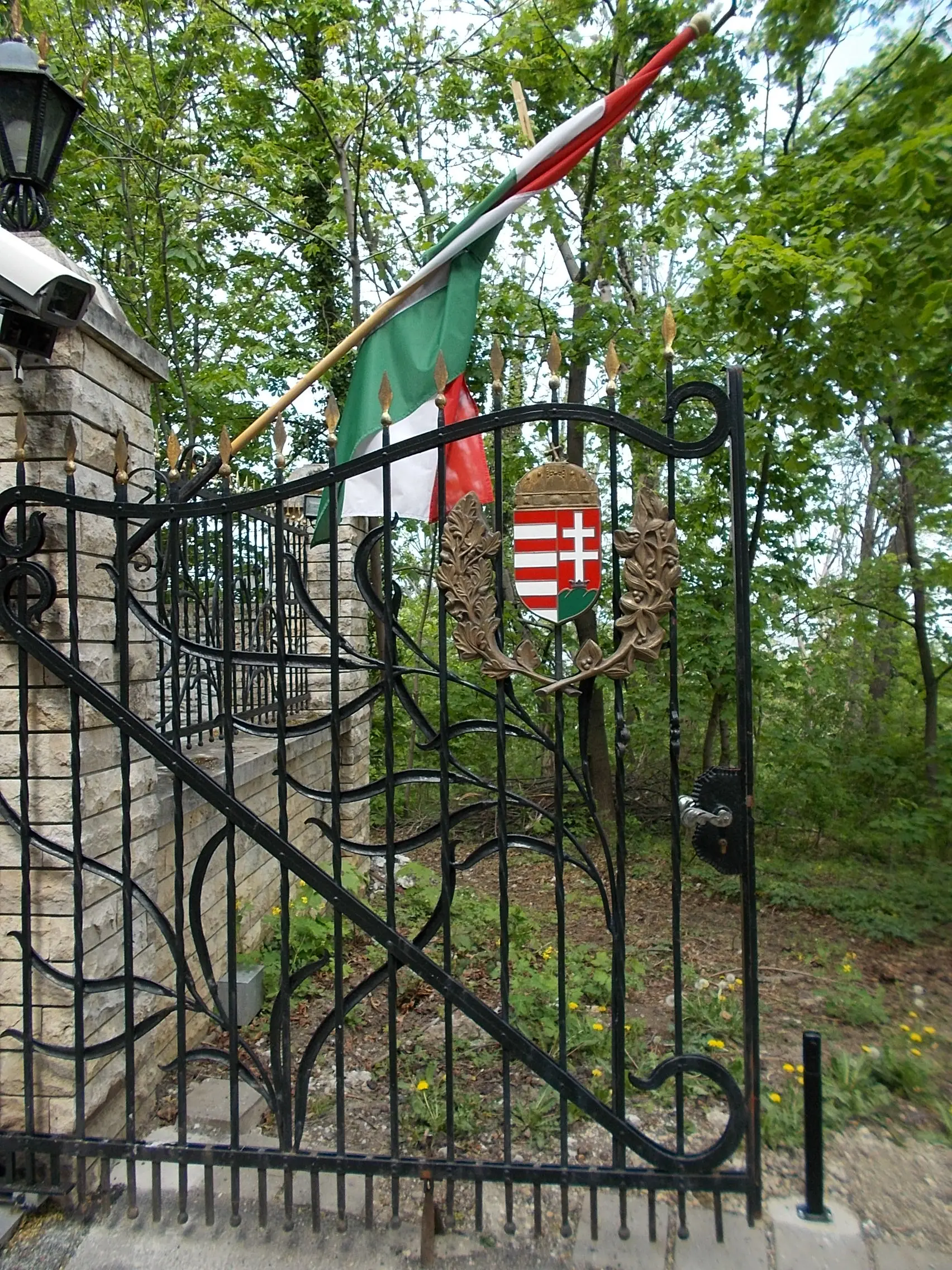 Geschmiedetes Eisentor mit Wappen und Flaggen am Gelände des Außenministeriums im 12. Bezirk von Budapest an der Béla király út 30–32.