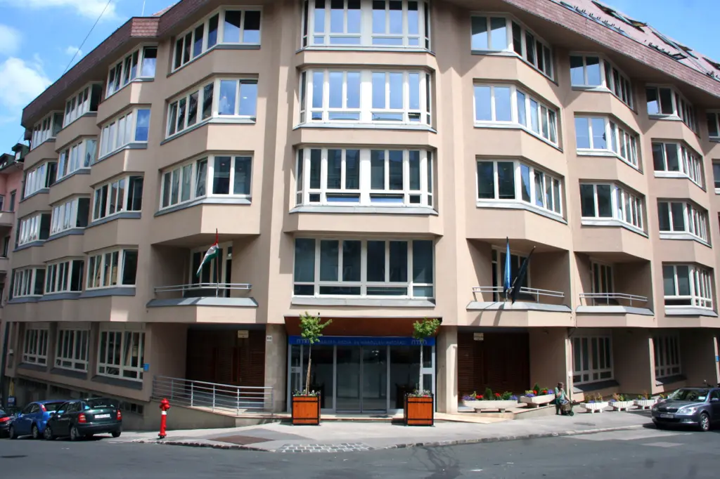 Außenansicht des Gebäudes der ungarischen Medien- und Kommunikationsbehörde NMHH in Budapest.