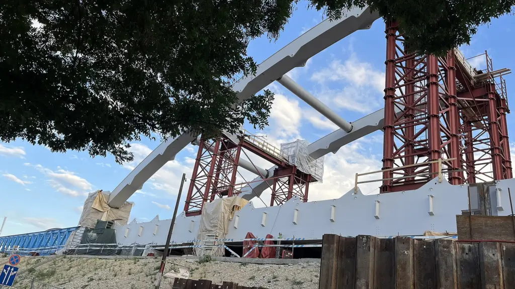 Bogen-Eisenbahnbrücke bei Budapest-Kelenföld während der Bauarbeiten, aufgenommen aus südwestlicher Richtung.