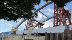 Bogen-Eisenbahnbrücke bei Budapest-Kelenföld während der Bauarbeiten, aufgenommen aus südwestlicher Richtung.