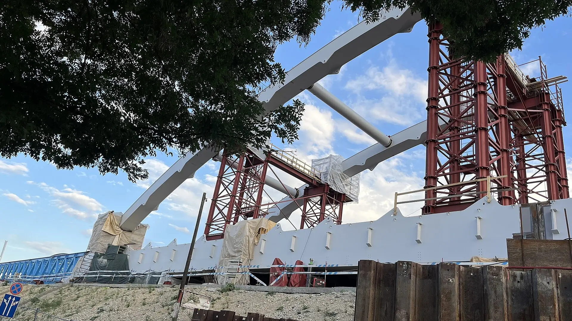 Bogen-Eisenbahnbrücke bei Budapest-Kelenföld während der Bauarbeiten, aufgenommen aus südwestlicher Richtung.