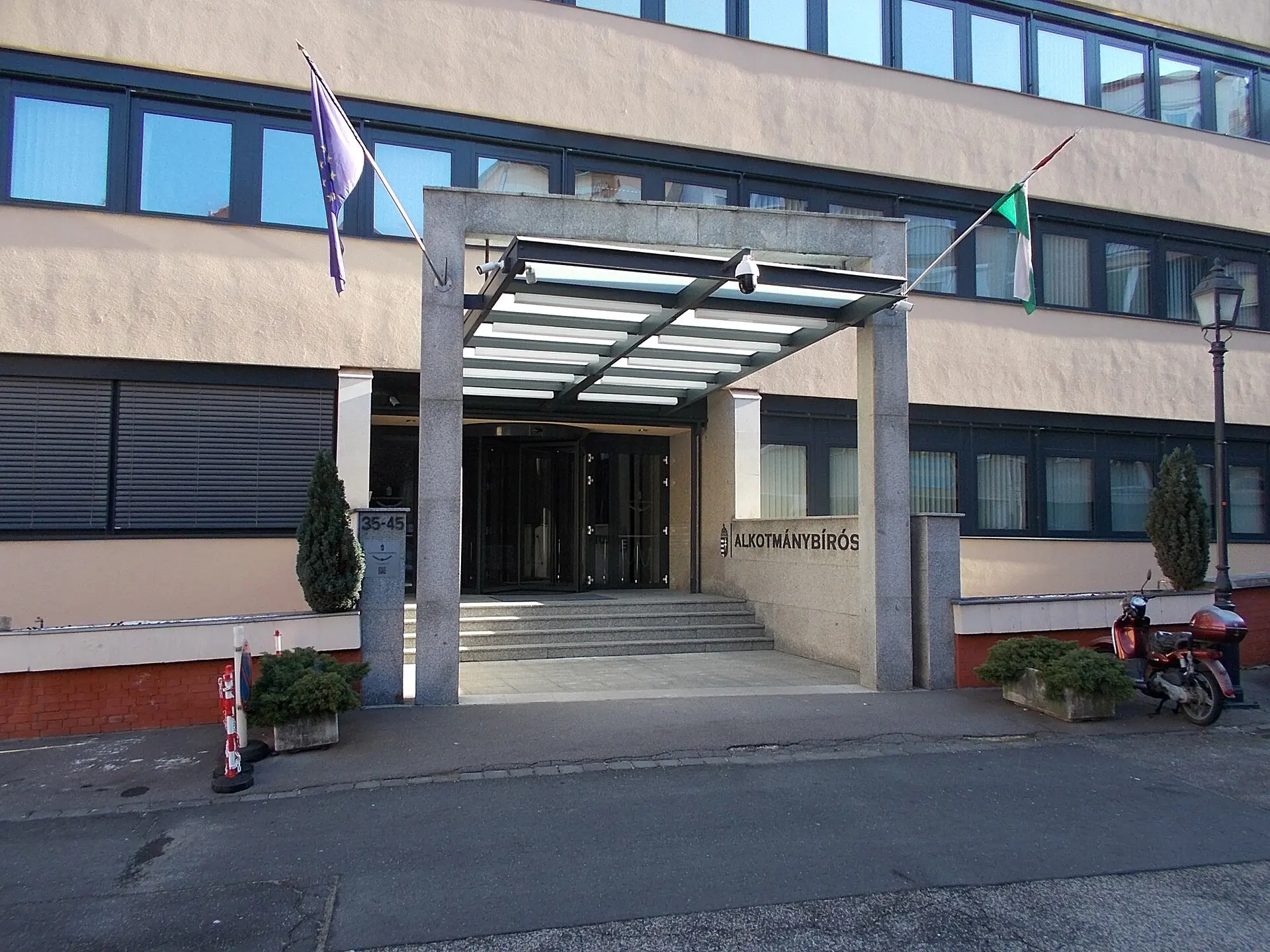 Fassade des Gebäudes des ungarischen Verfassungsgerichts in der Donátistraße in Budapest mit Eingangsbereich und Architekturdetails.