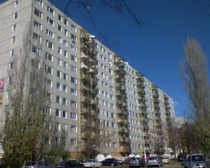 Mehrstöckige Wohnblocks und Grünflächen in einer großen Wohnsiedlung im Budapester Stadtteil Kispest.