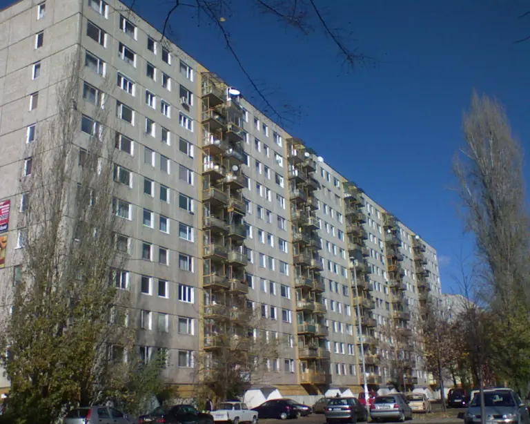 Mehrstöckige Wohnblocks und Grünflächen in einer großen Wohnsiedlung im Budapester Stadtteil Kispest.
