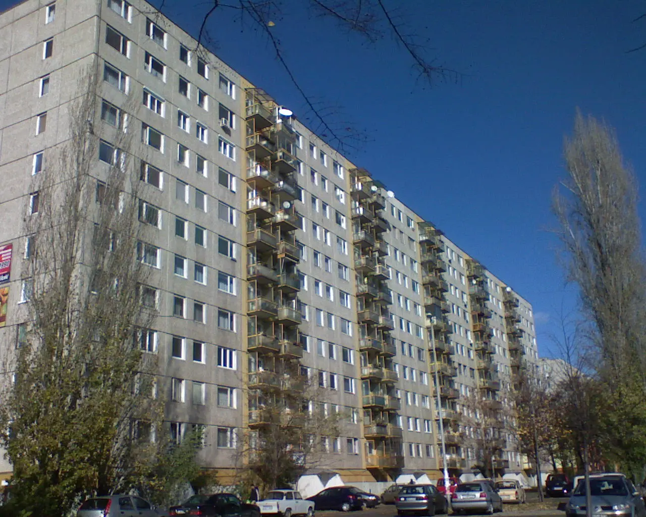 Mehrstöckige Wohnblocks und Grünflächen in einer großen Wohnsiedlung im Budapester Stadtteil Kispest.