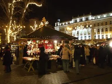 Der große Weihnachtsmarkt in Budapest ist eröffnet