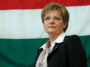Ungarische Bildungsministerin bietet Rücktritt an, bleibt aber