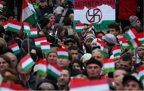 Das menschliche Minimum: Regierung und Opposition in Ungarn traten gemeinsam gegen Nazis auf