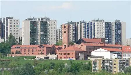 Eine Polit-Posse aus Ungarn: Gyurcsány zieht in den Plattenbau, die Rechte ist "empört"