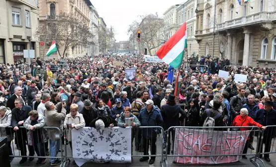 Vormärz: Demonstration gegen Verfassungsputsch in Ungarn