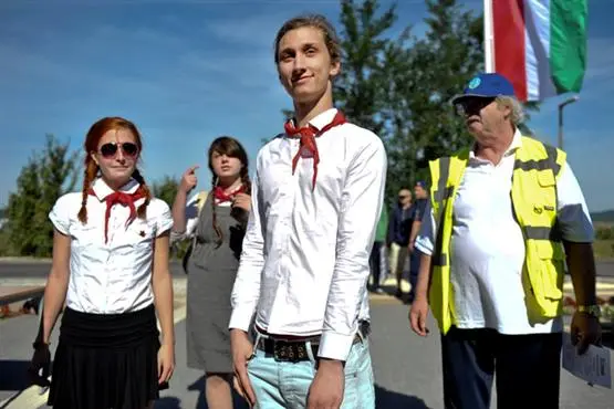 Kein Humor: Kádár-Pioniere zum Schuljahresbeginn in Ungarn