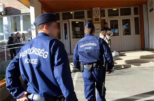 Hilfssheriff auf dem Schulhof: Pensionierte Polizisten sollen an ungarischen Schulen für Ordnung sorgen