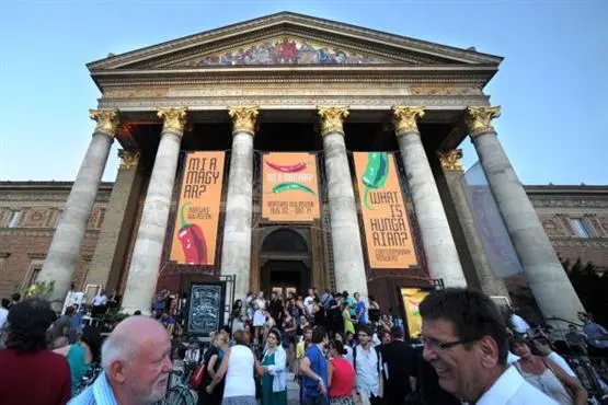 "Kunst soll nicht kritisch, Kunst soll schön sein...": Budapester Kunsthalle wird zum Nationalschrein demoliert