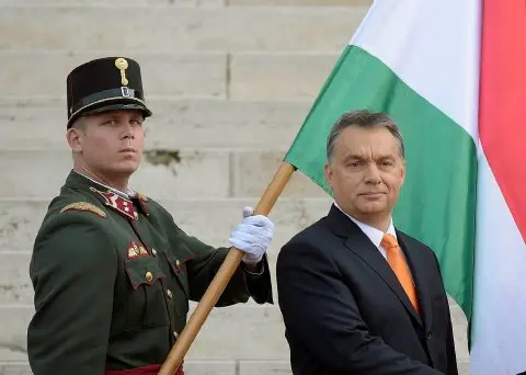 Auf dem Gipfel der Macht: Orbán bereitet letzte Schritte zur Entdemokratisierung Ungarns nach russischem Vorbild vor