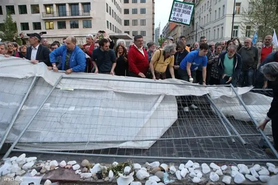 Proteste gegen Okkupationsdenkmal in Ungarn halten an Fast zwei Wochen dauern nun schon die Proteste
